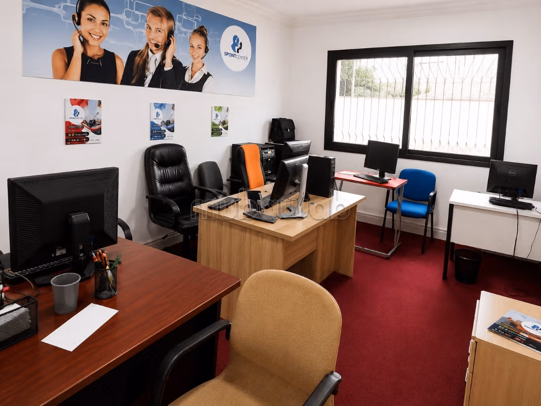 Plateau de bureaux de 140 m², entièrement équipé, à louer – Eau et électricité incluses