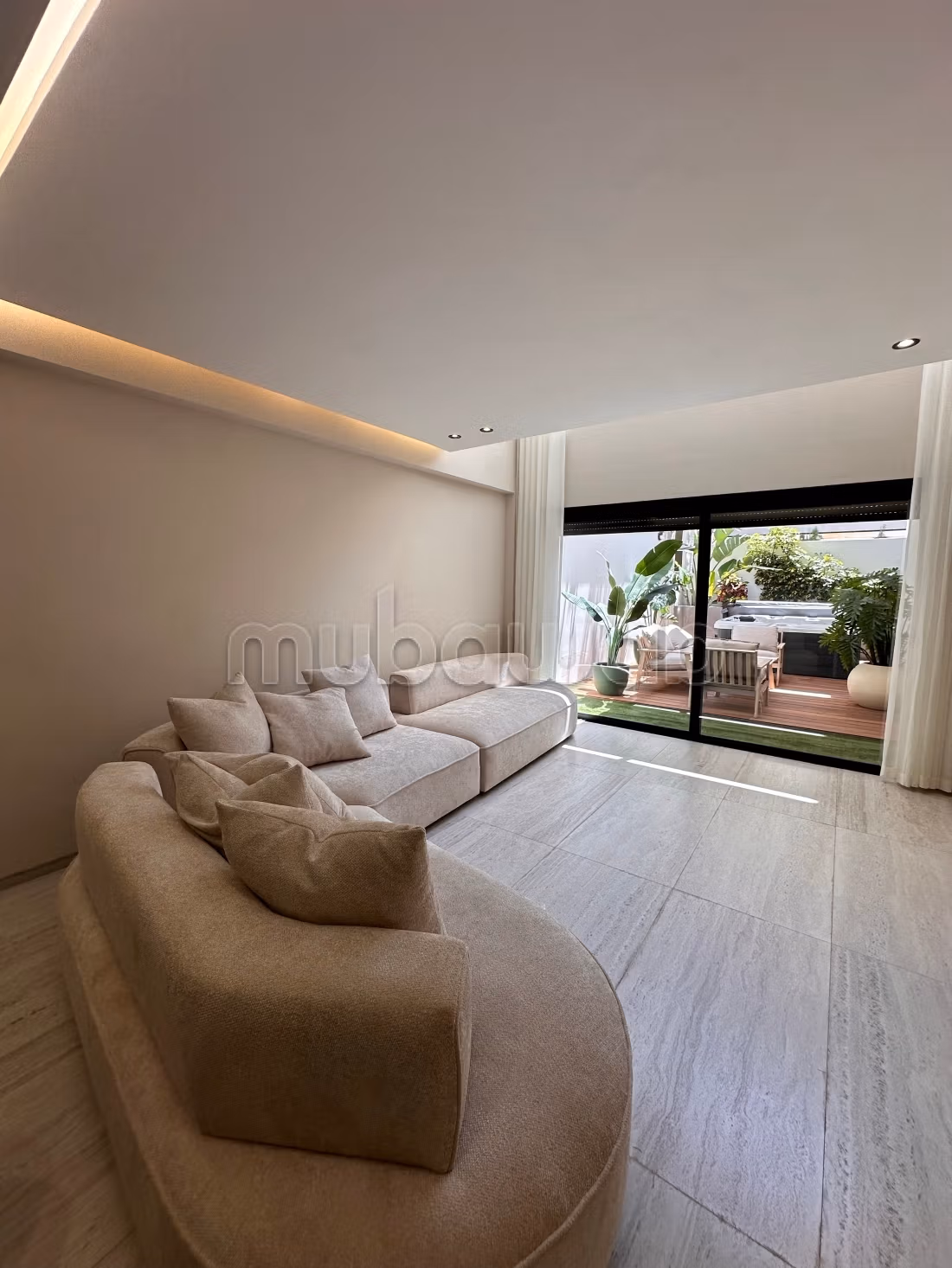Appartement à louer à Riviera.
Superficie 120 m².
Meublé — 2