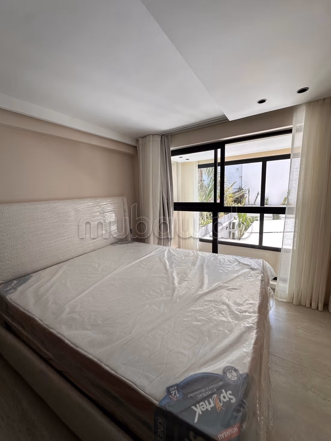 Appartement à louer à Riviera.
Superficie 120 m².
Meublé — 4