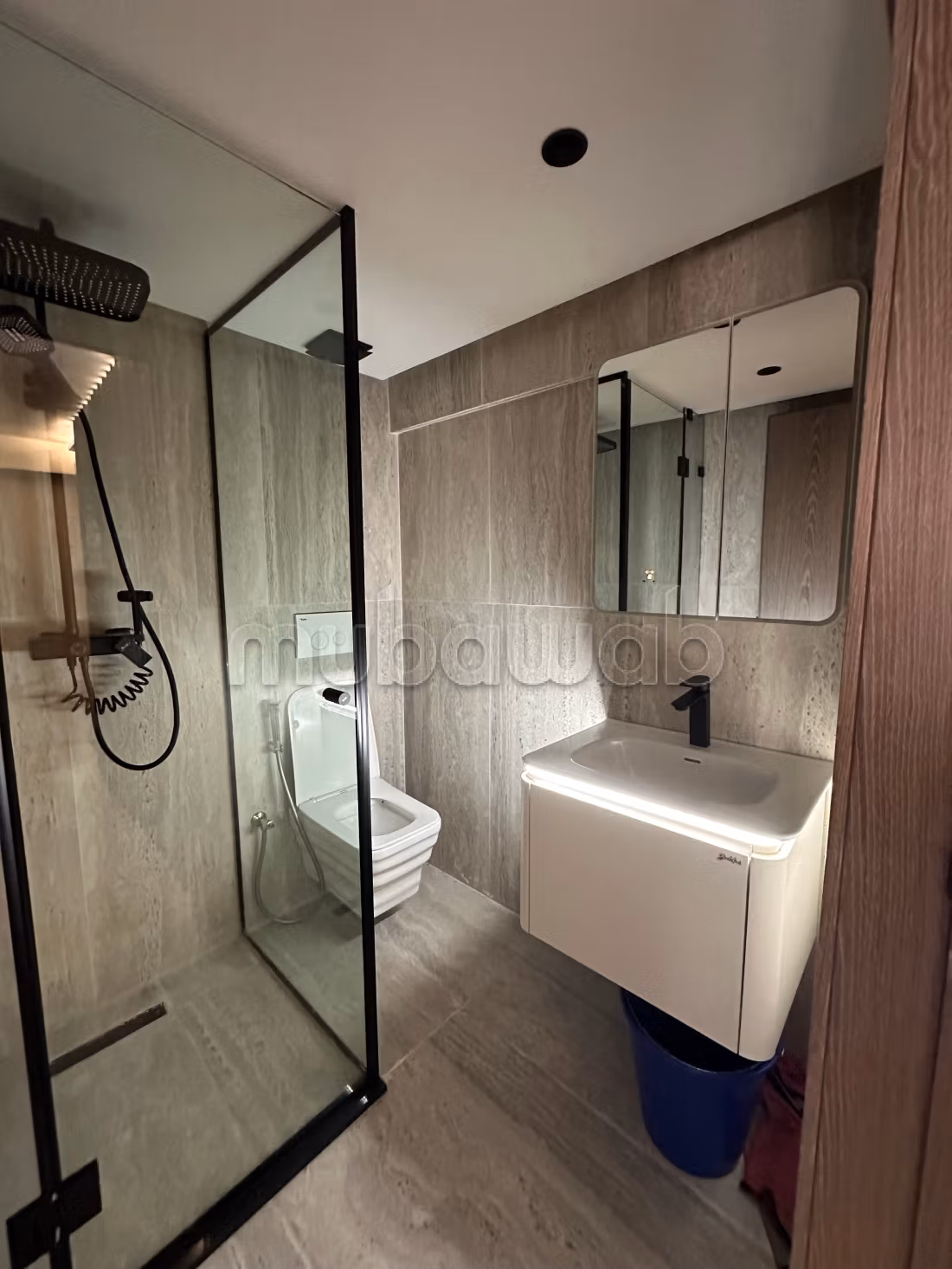 Appartement à louer à Riviera.
Superficie 120 m².
Meublé — 6