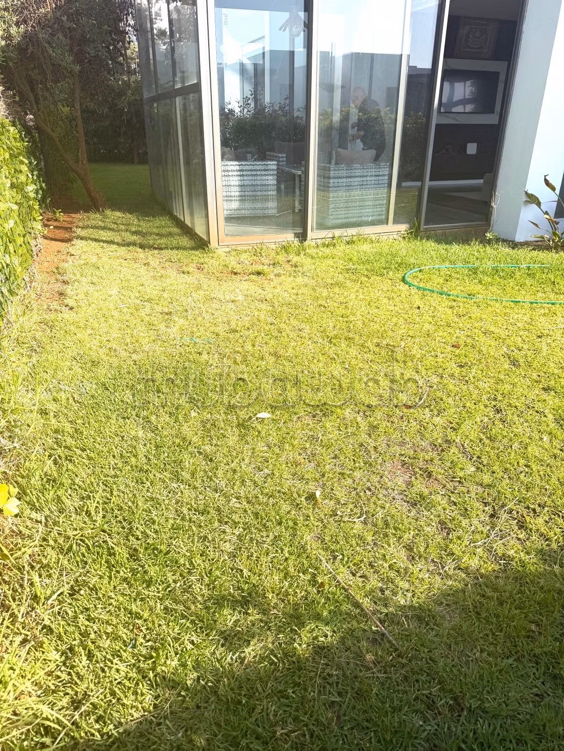 Très joli appartement rez ce jardin.
Meublé
