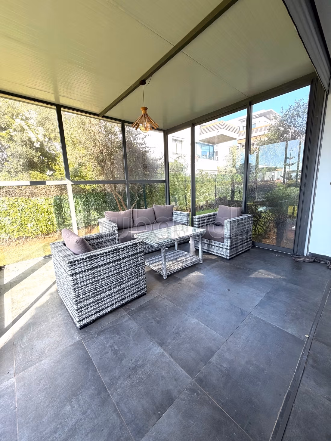 Très joli appartement rez ce jardin.
Meublé