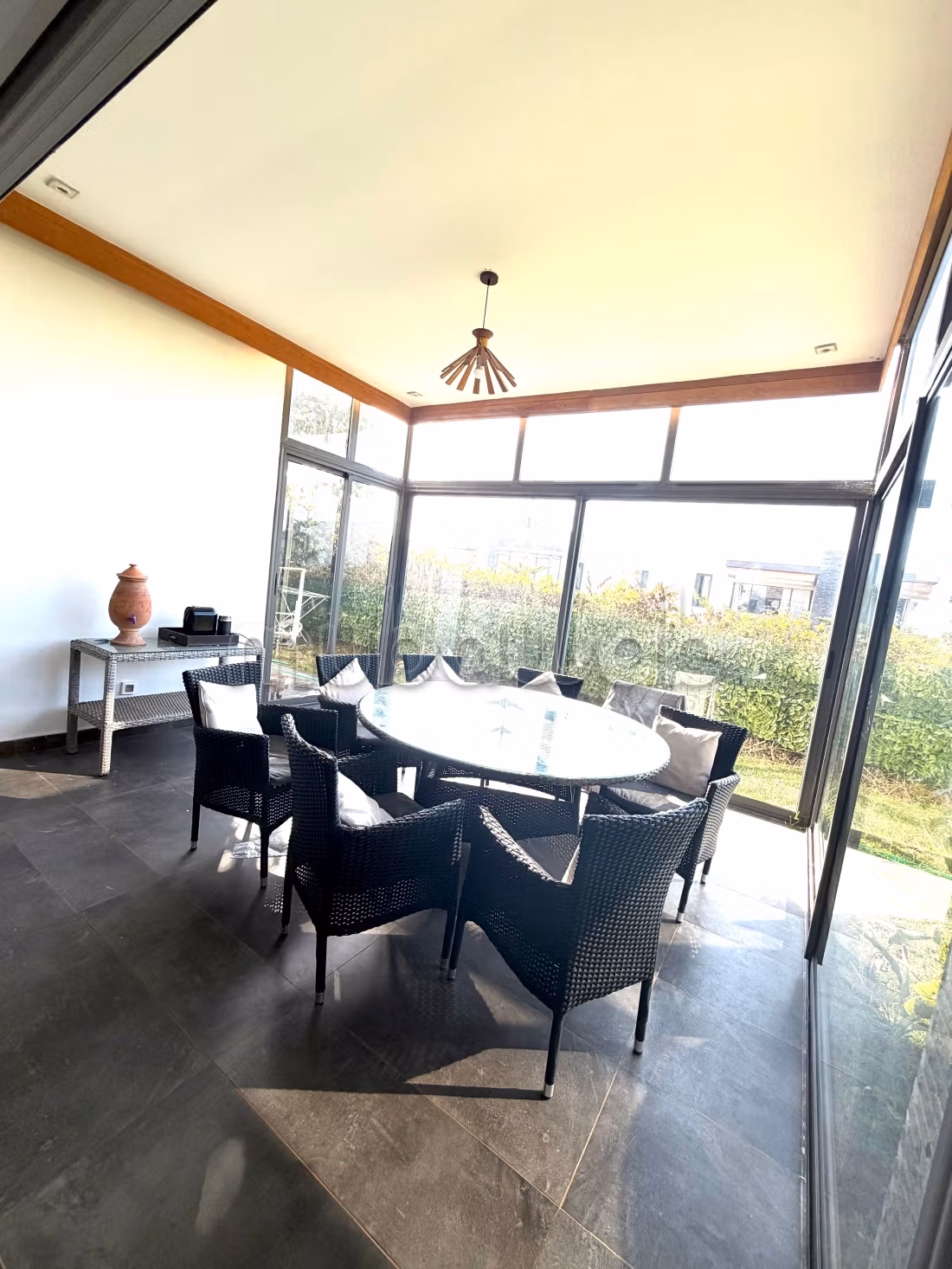 Très joli appartement rez ce jardin.
Meublé