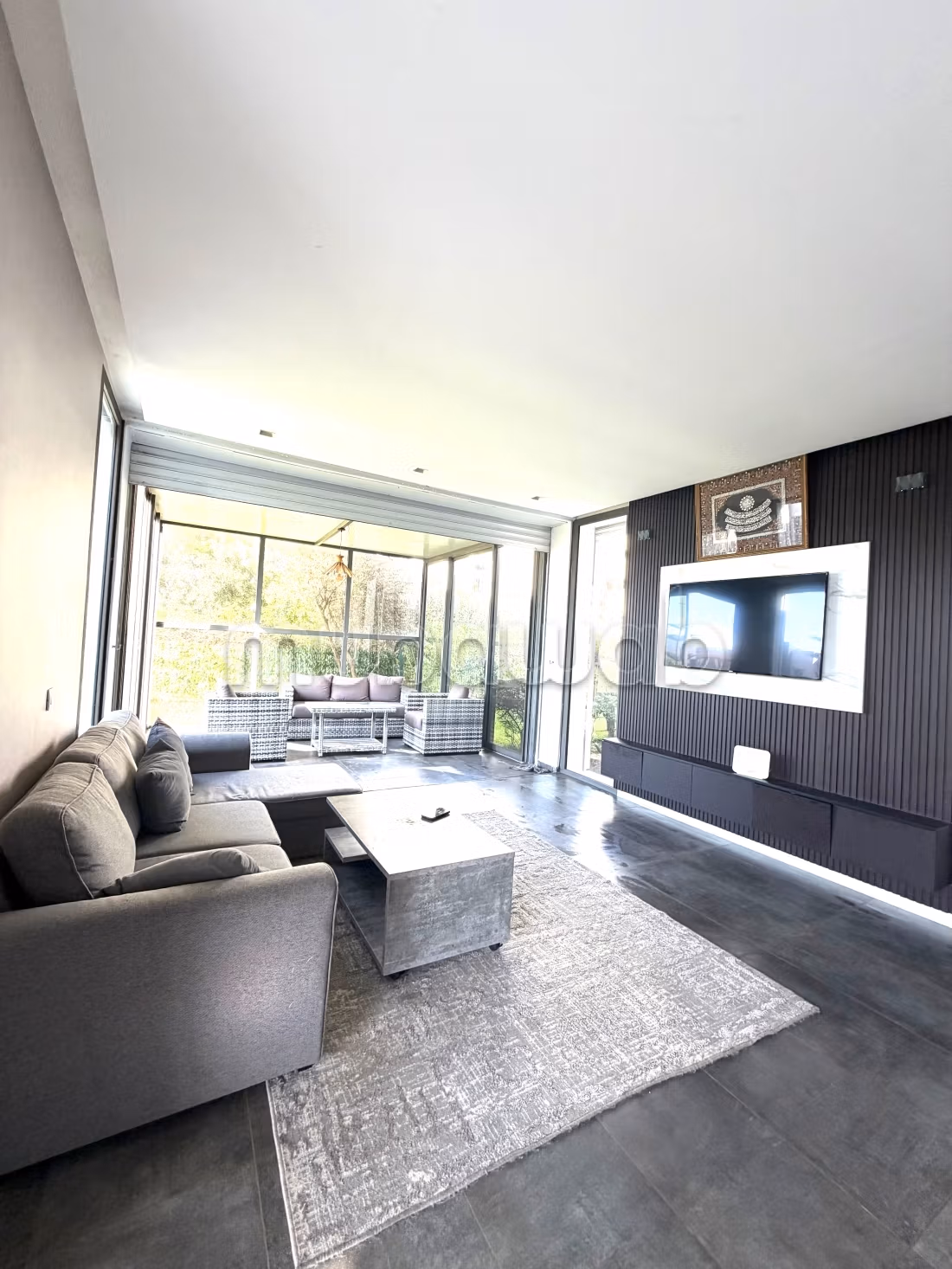 Très joli appartement rez ce jardin.
Meublé