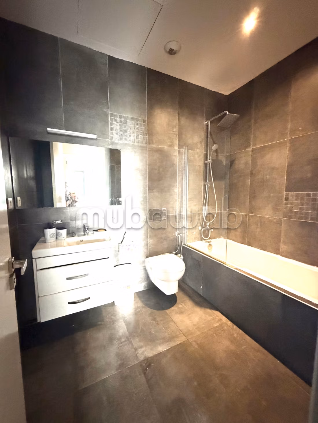 Très joli appartement rez ce jardin.
Meublé