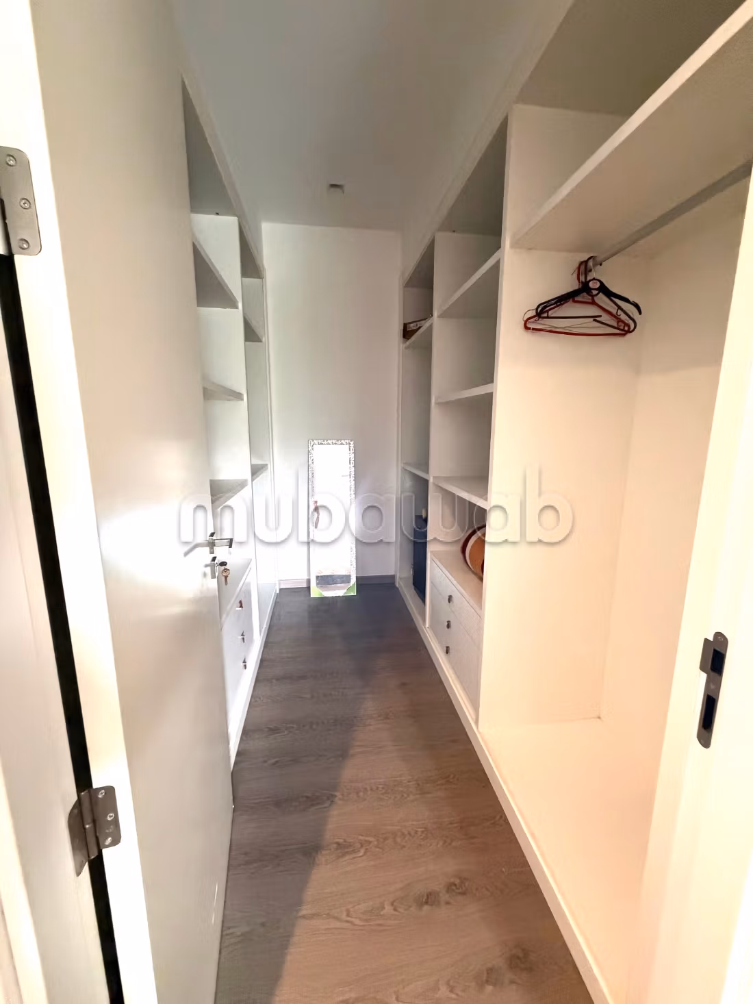 Très joli appartement rez ce jardin.
Meublé