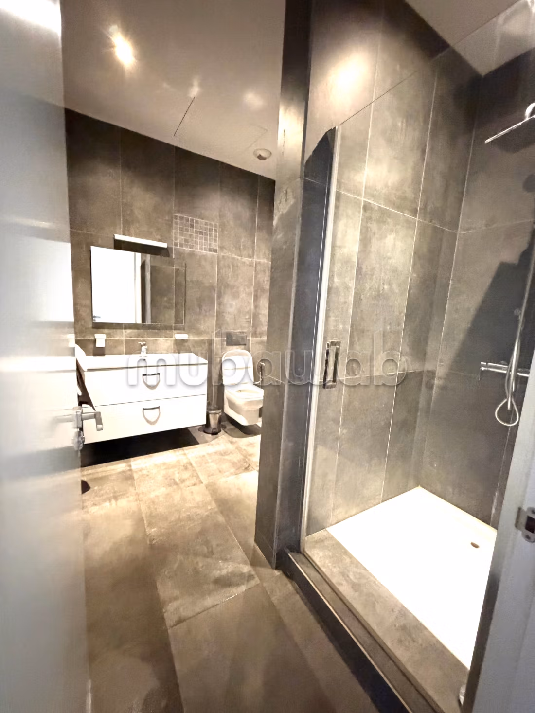 Très joli appartement rez ce jardin.
Meublé