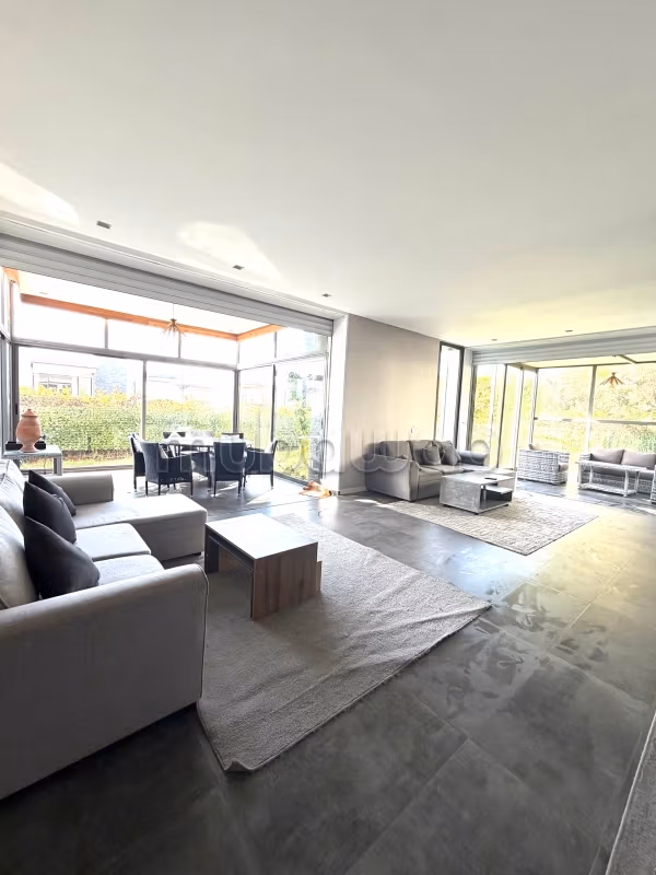 Très joli appartement rez ce jardin.
Meublé