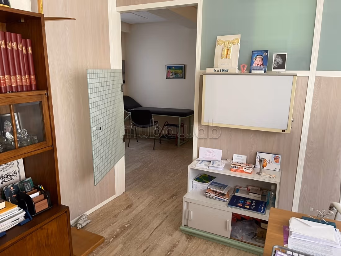 Bureaux à l'achat à Les Hôpitaux.
Superficie 60 m².
Service de concierge et climatisation