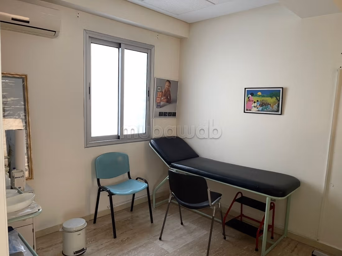 Bureaux à l'achat à Les Hôpitaux.
Superficie 60 m².
Service de concierge et climatisation