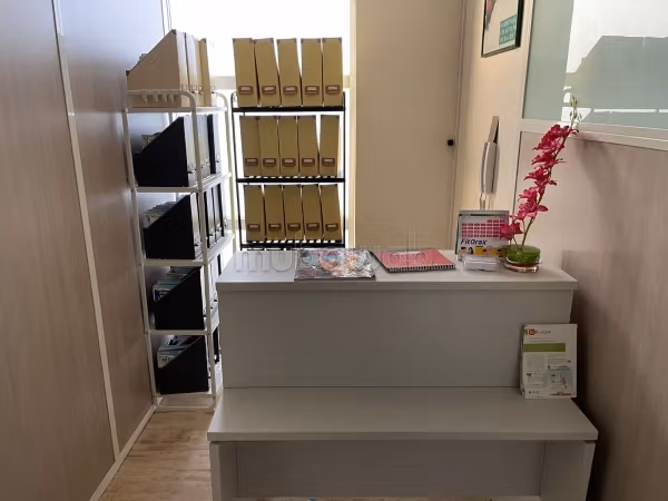 Kantoren te koop in Les Hôpitaux. Oppervlakte 60 m². Conciërgedienst en airconditioning