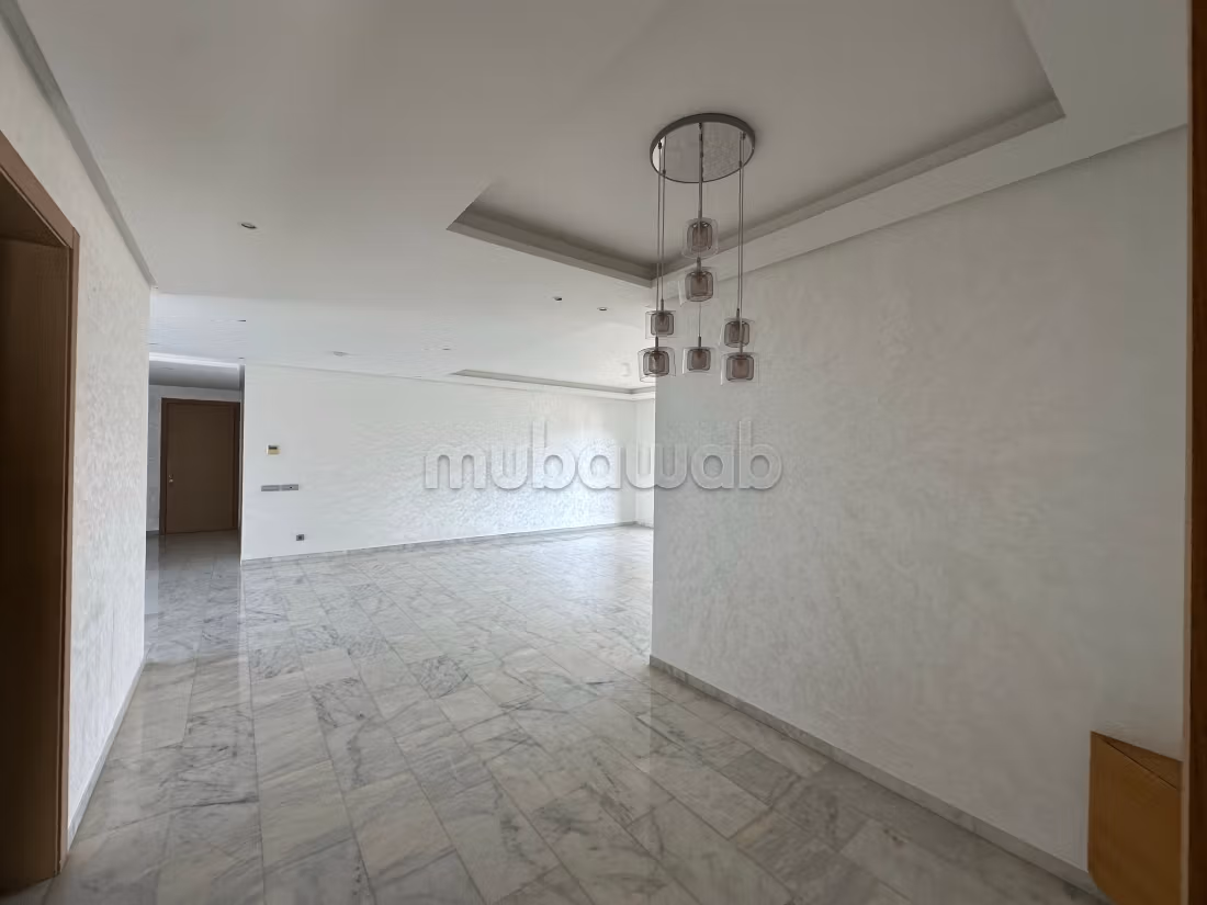 Appartement en location à Riyad. 4 pièces. Avec ascenseur et terrasse