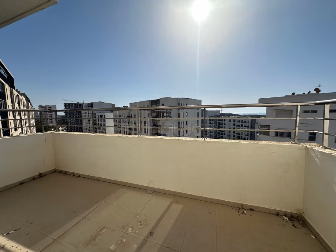 Appartement en location à Riyad. 4 pièces. Avec ascenseur et terrasse