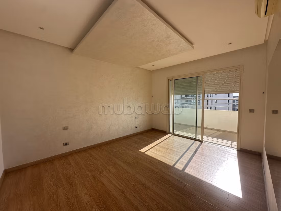 Appartement en location à Riyad. 4 pièces. Avec ascenseur et terrasse