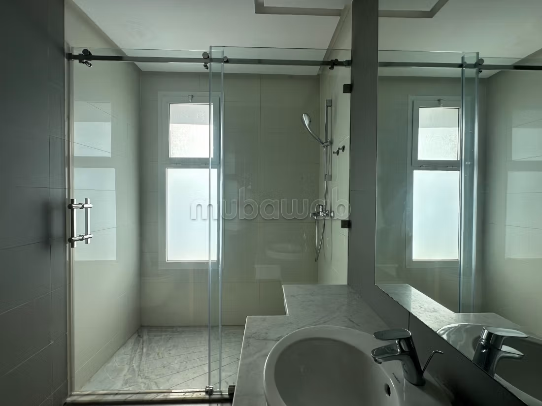Appartement en location à Riyad. 4 pièces. Avec ascenseur et terrasse