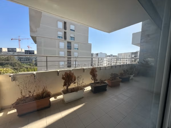 Appartement en location à Riyad. 4 pièces. Avec ascenseur et terrasse