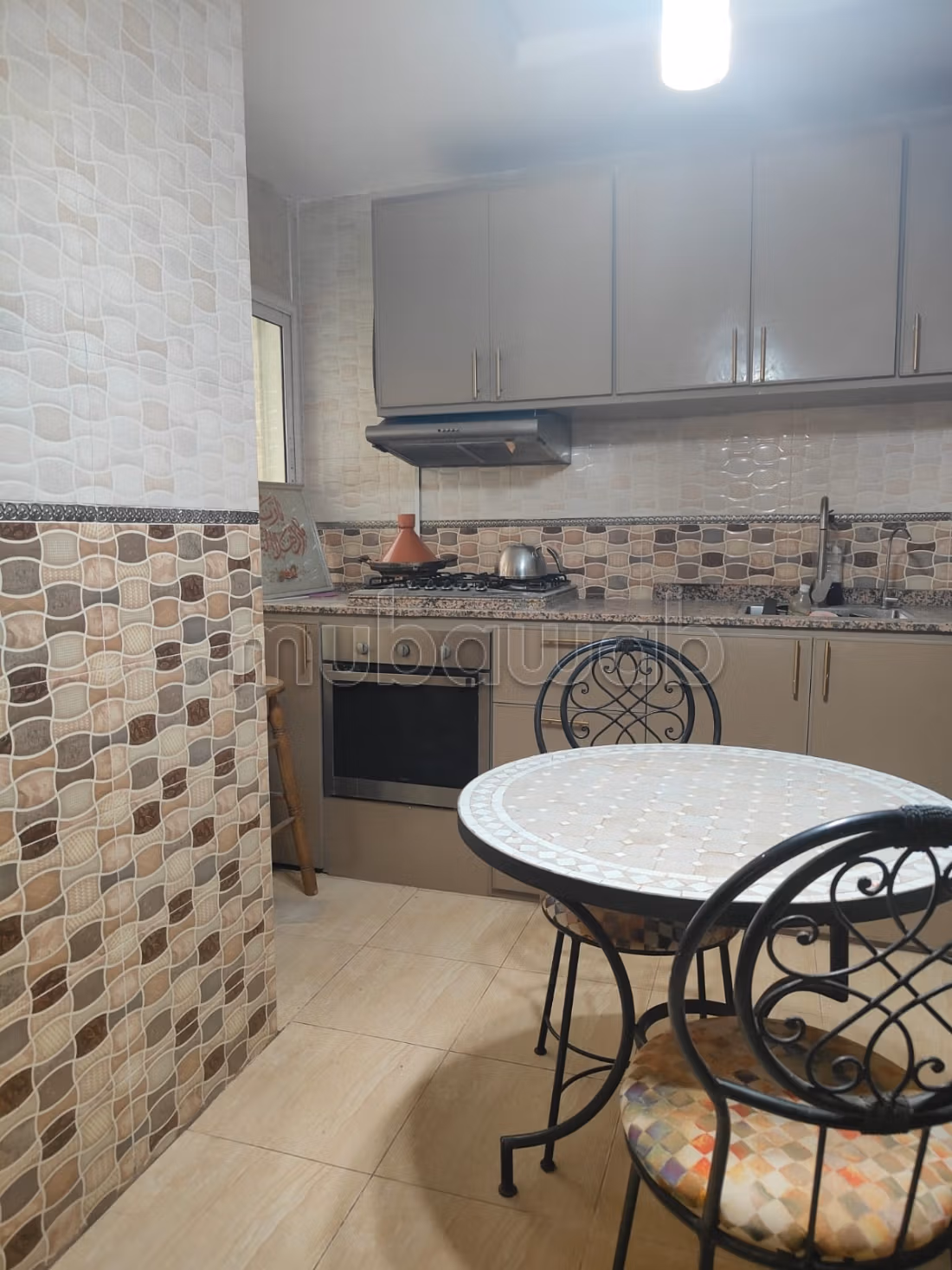 Appartement en vente à Berrechid. Surface totale 99 m². Salon traditionnel marocain, résidence sécurisée
