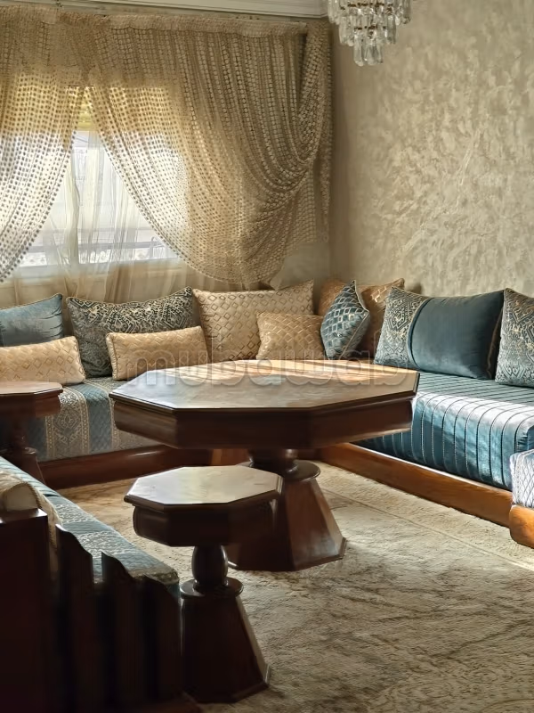 Appartement en vente à Berrechid. Surface totale 99 m². Salon traditionnel marocain, résidence sécurisée