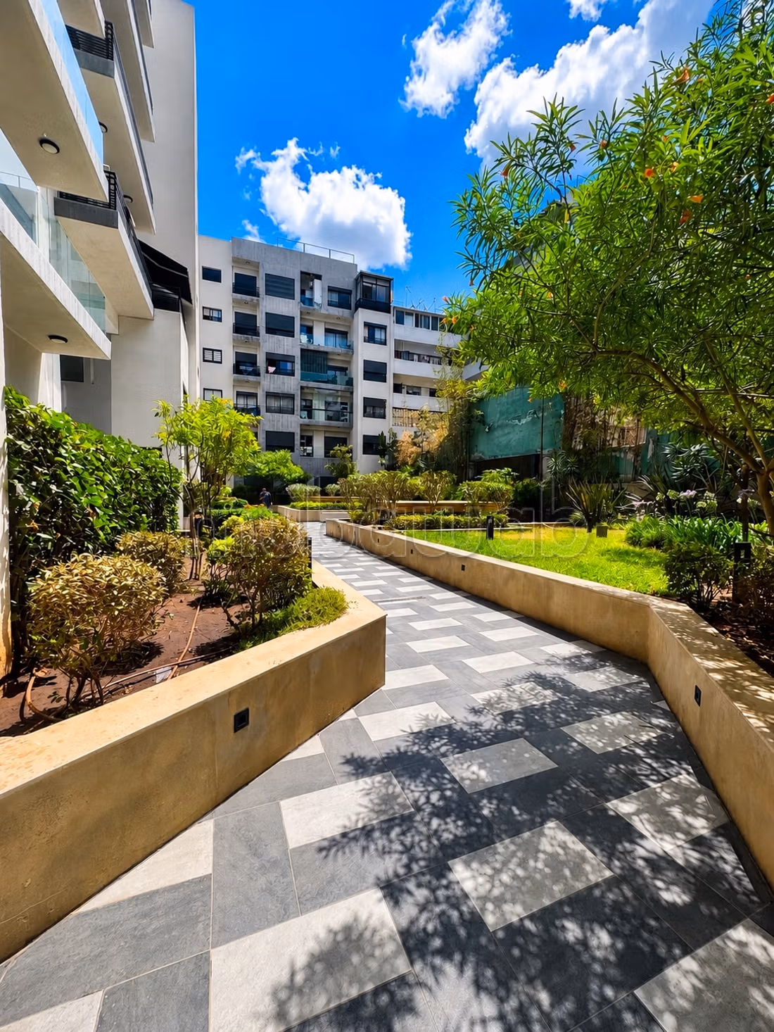 Dernier etage • grande terrasse plein soleil • belle résidence sécurisée — 5