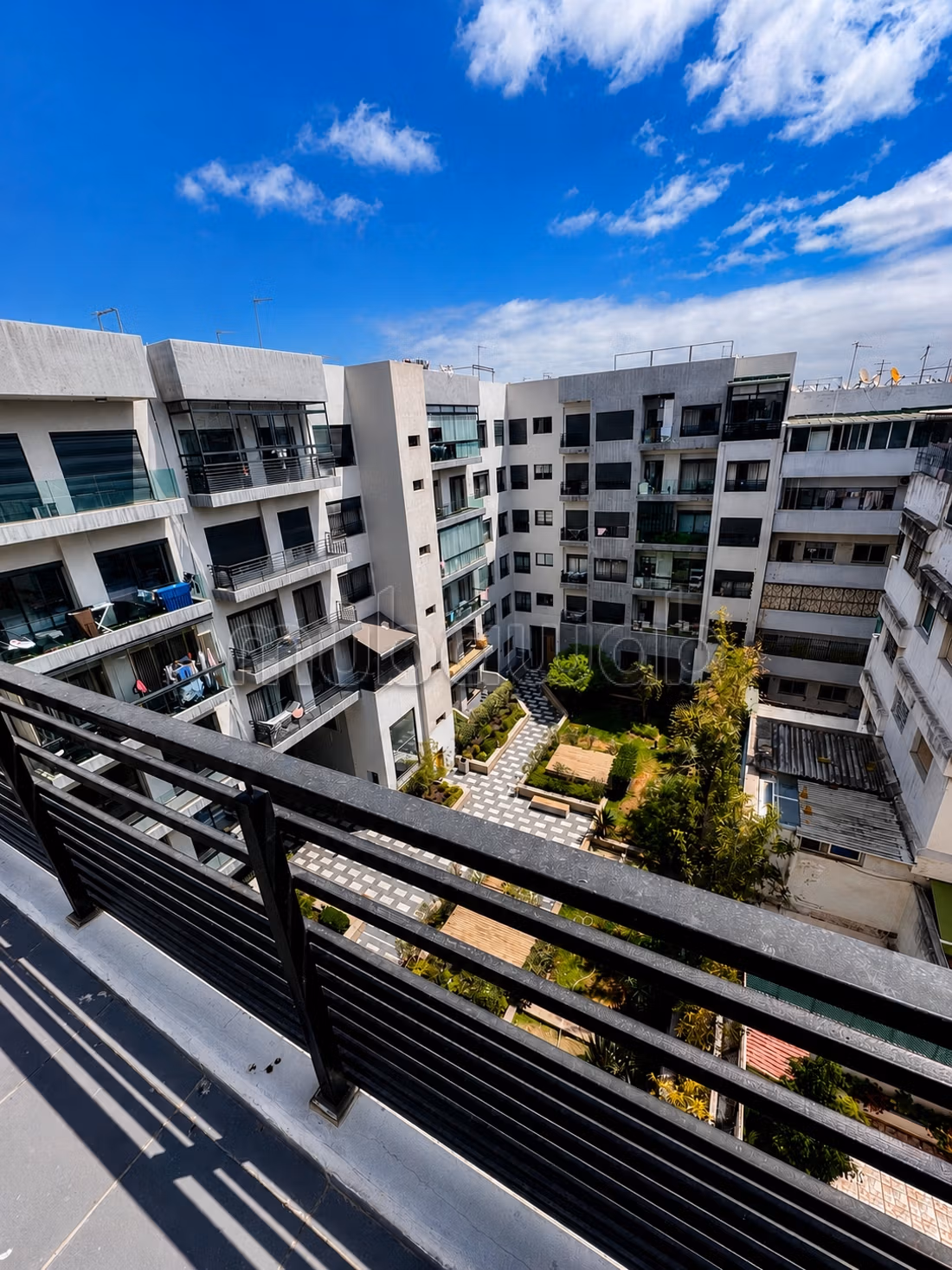 Dernier etage • grande terrasse plein soleil • belle résidence sécurisée — 4