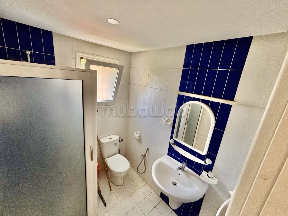 Affitto stagionale. Superficie di 90 m². Finestre con doppi vetri e porta blindata
