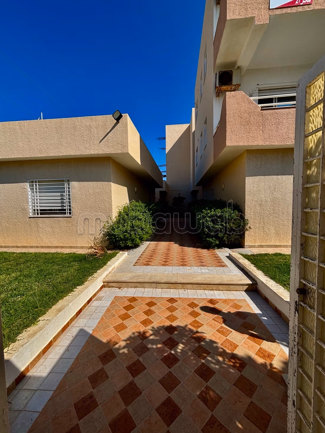 Affitto stagionale. Superficie di 90 m². Finestre con doppi vetri e porta blindata
