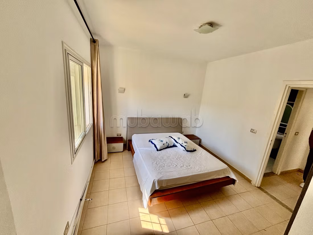 Affitto stagionale. Superficie di 90 m². Finestre con doppi vetri e porta blindata