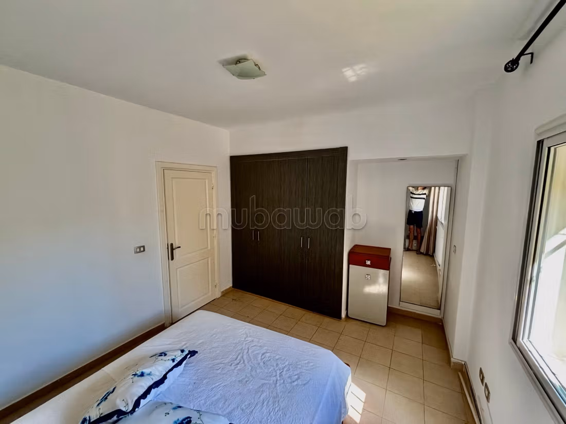 Affitto stagionale. Superficie di 90 m². Finestre con doppi vetri e porta blindata
