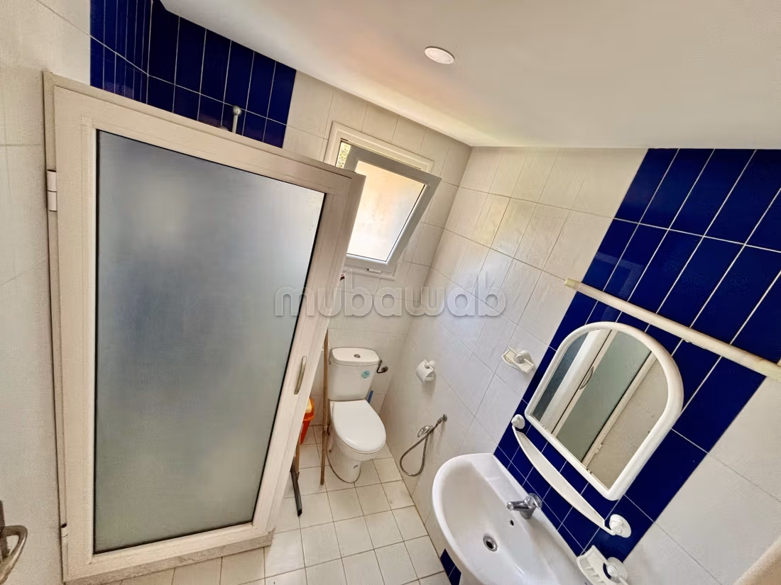 Affitto stagionale. Superficie di 90 m². Finestre con doppi vetri e porta blindata
