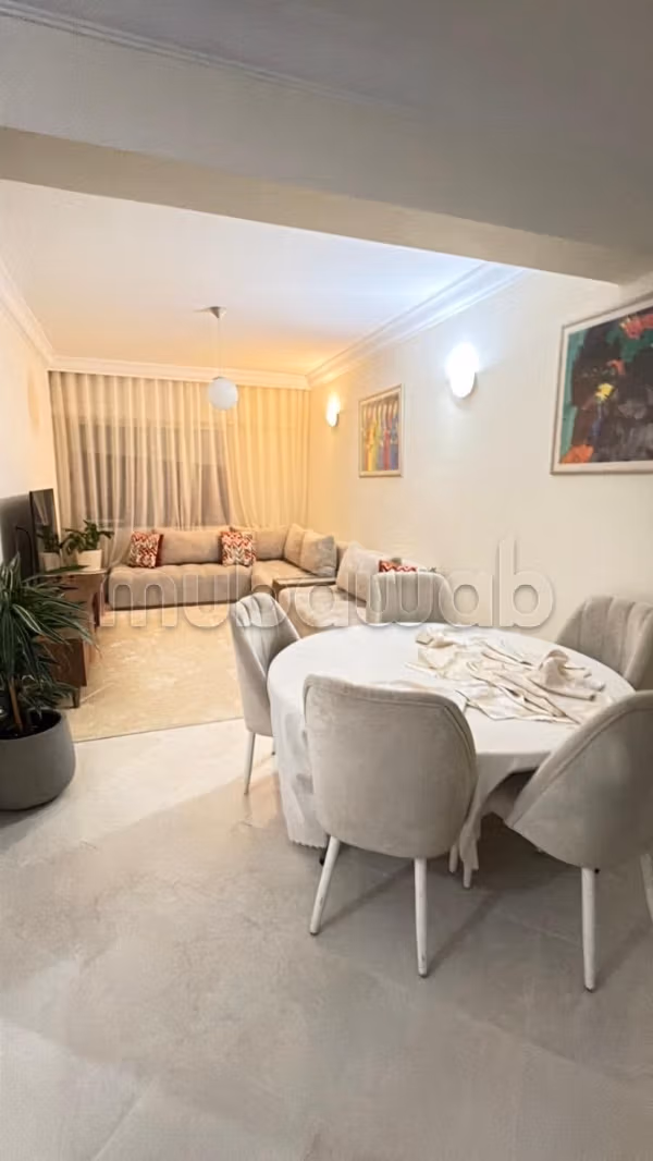 Affitta questo appartamento arredato ad Agdal. Superficie di 100 m². Porta blindata, salotto marocchino tradizionale