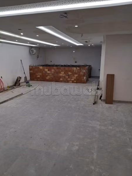 Magasin commercial de 300 m²