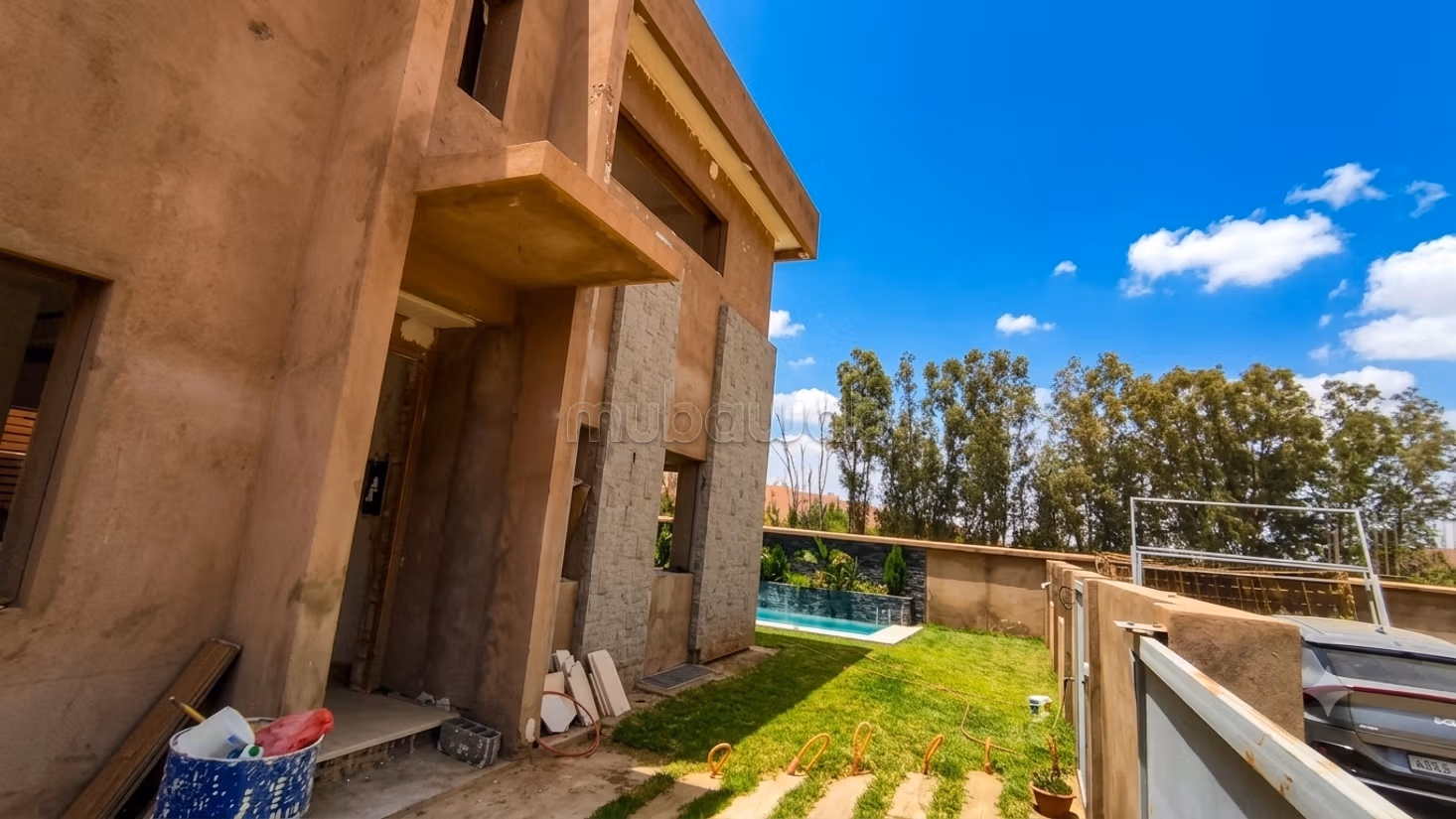 Villa fabuleuse à vendre sur la Route Amizmiz. 6 belles chambres. Isolation phonique, porte sécurisée
