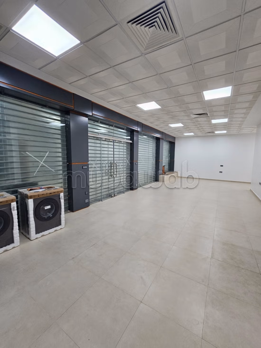 Large store location with cellar