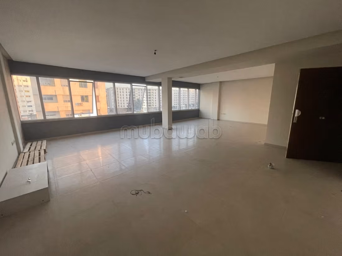 Beautiful offices for rent at the racetrack. Area 69 m². With elevator