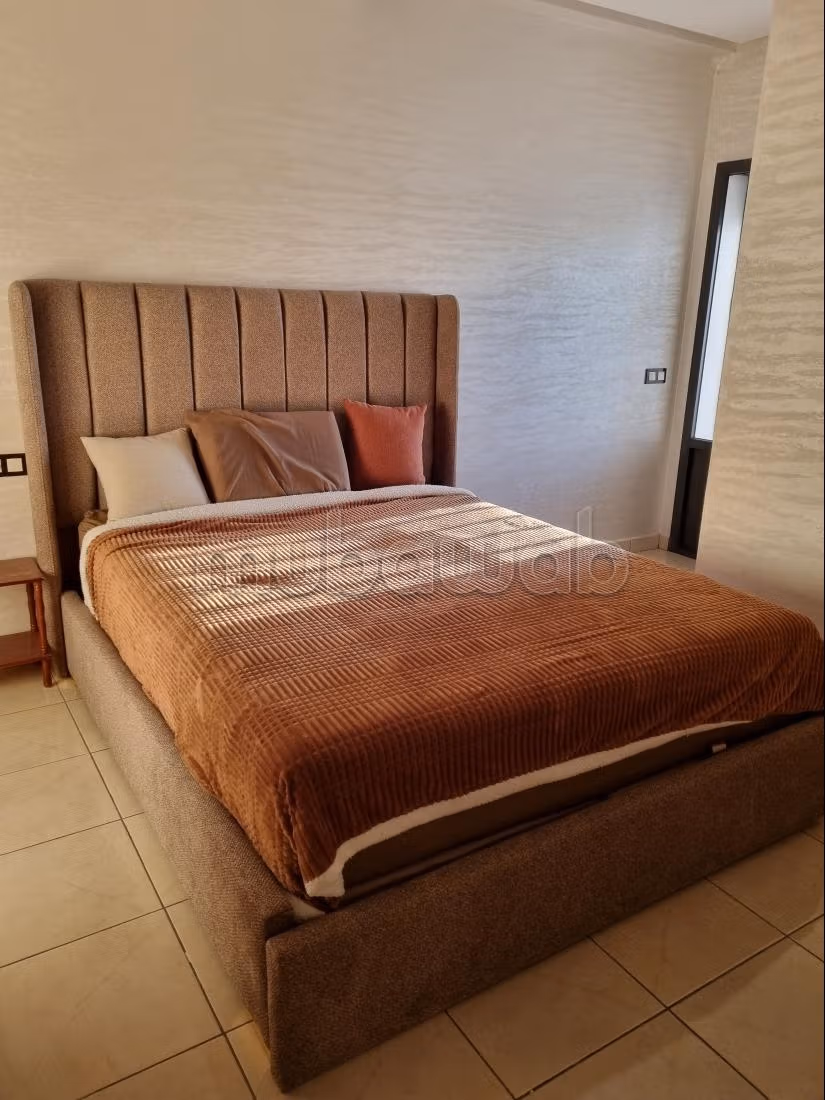 Louez cet appartement à El Hadadda.
Superficie 80 m².
Bien meublé