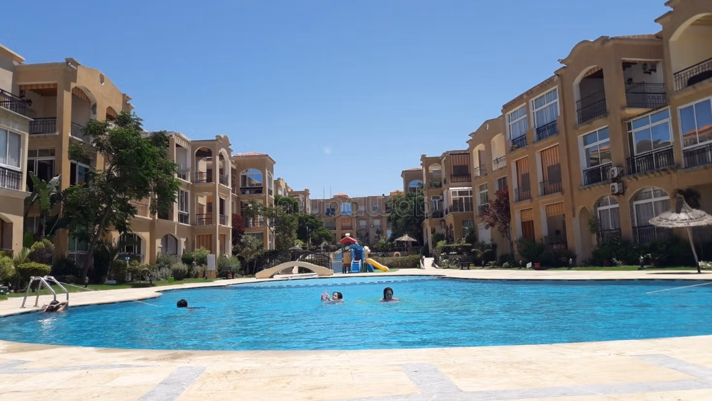 Location saisonnière à Mannesmann. 
Surface de 80 m². 
Climatisation et piscine