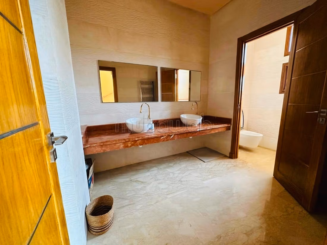 Somptueuse villa à louer à Dar Bouazza. 
7 pièces. 
Bien meublé