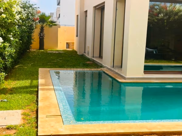 Somptueuse villa à louer à Dar Bouazza. 
7 pièces. 
Bien meublé