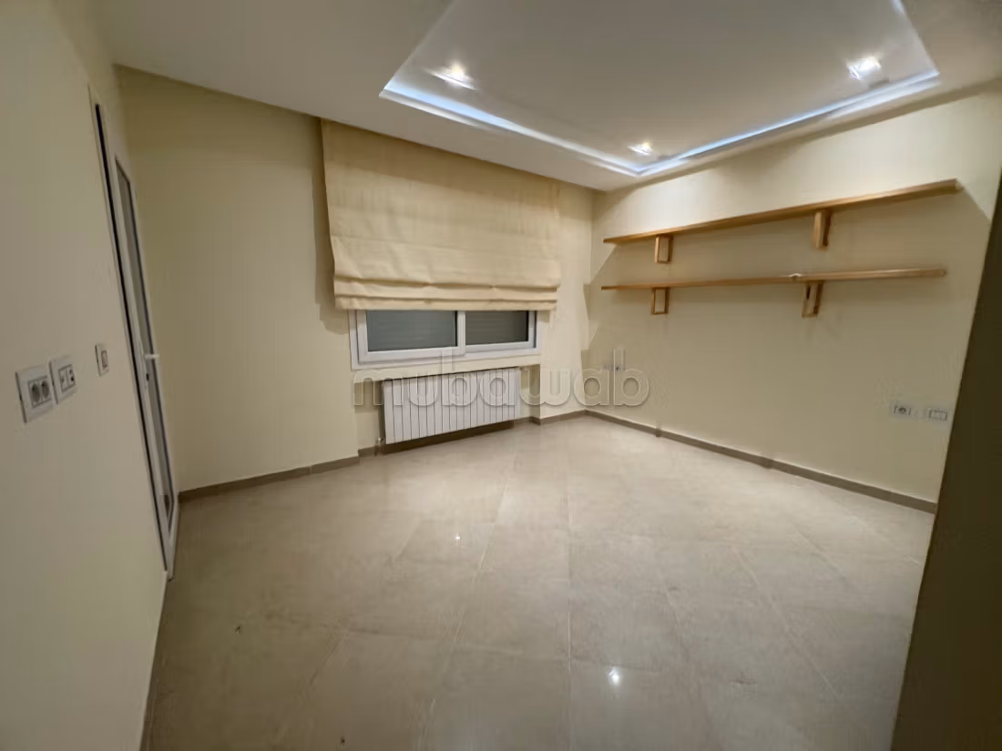 Rent this apartment in Les Jardins de Carthage. 4 comfortable rooms. Concierge services, air conditioning