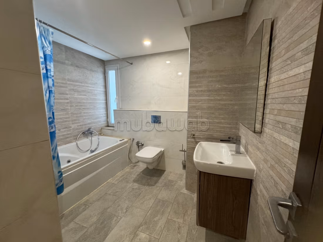 Rent this apartment in Les Jardins de Carthage. 4 comfortable rooms. Concierge services, air conditioning