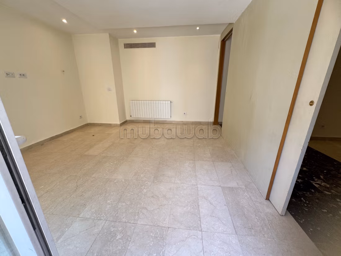 Rent this apartment in Les Jardins de Carthage. 4 comfortable rooms. Concierge services, air conditioning
