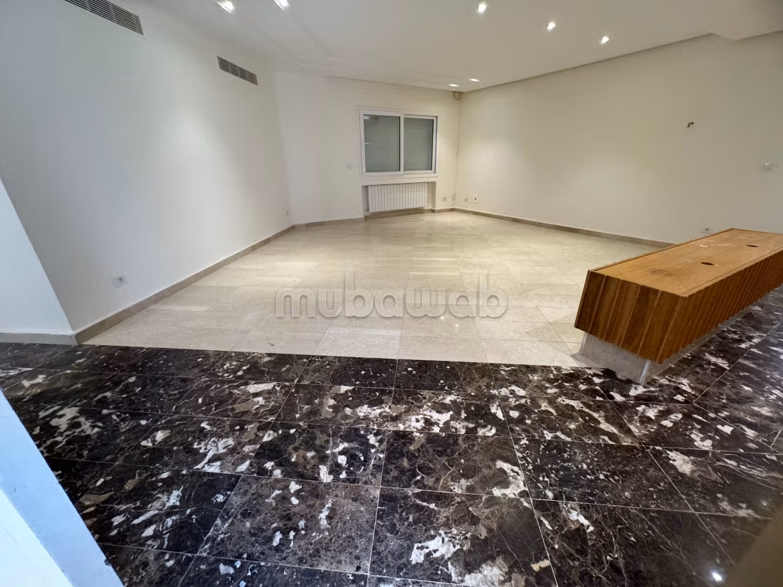 Rent this apartment in Les Jardins de Carthage. 4 comfortable rooms. Concierge services, air conditioning