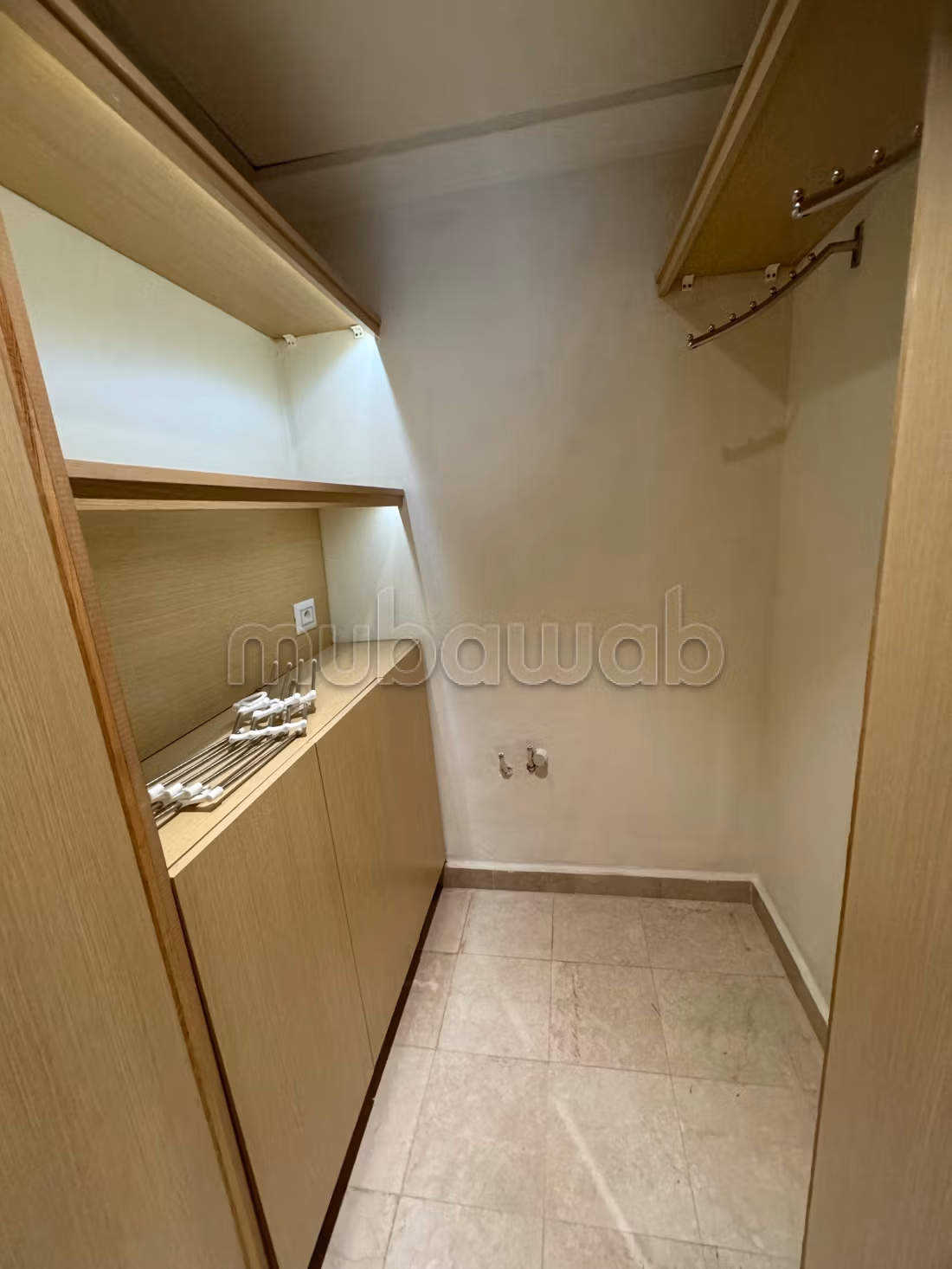 Rent this apartment in Les Jardins de Carthage. 4 comfortable rooms. Concierge services, air conditioning