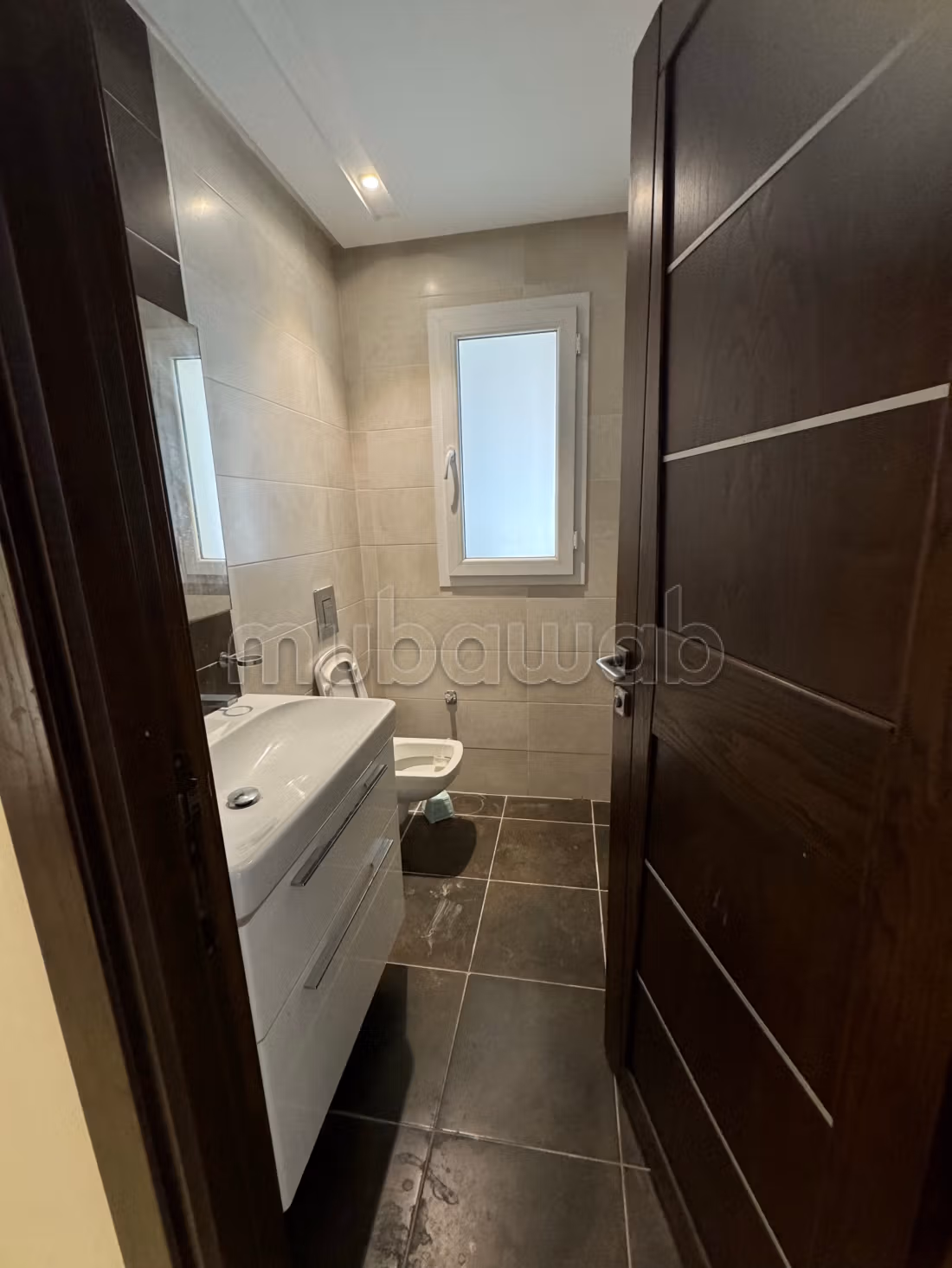 Rent this apartment in Les Jardins de Carthage. 4 comfortable rooms. Concierge services, air conditioning