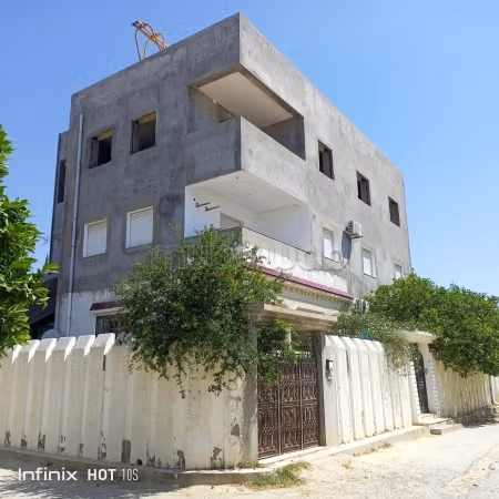 Grande villa à 2 étages à Nabeul