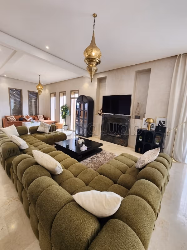 Superbe villa à louer à Route de l'Ourika. 
5 belles chambres. 
Bien meublé