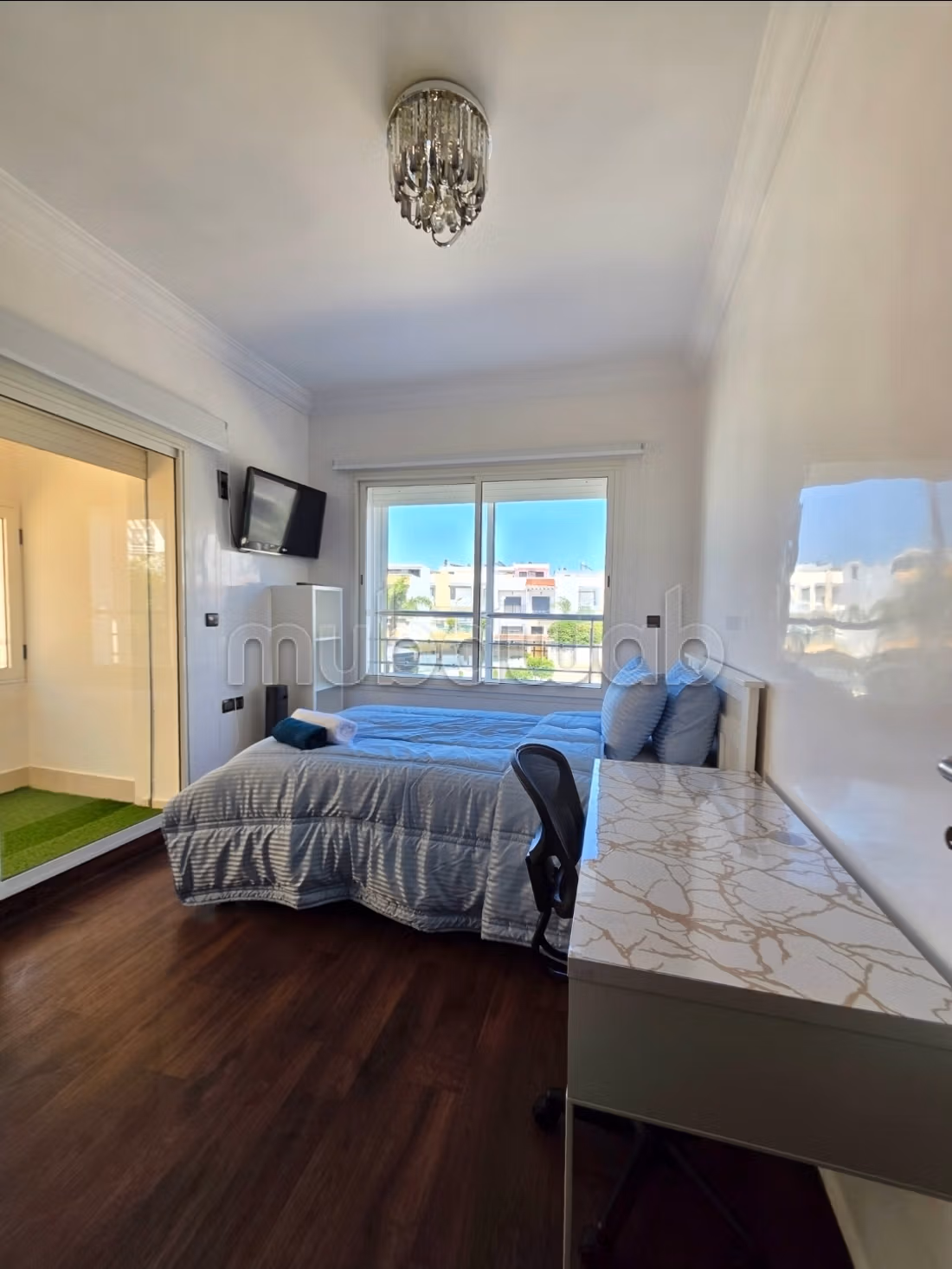 Appartement de vacances à louer à Tanja Balia. 
Surface totale 140 m². 
Système de parabole et salon marocain