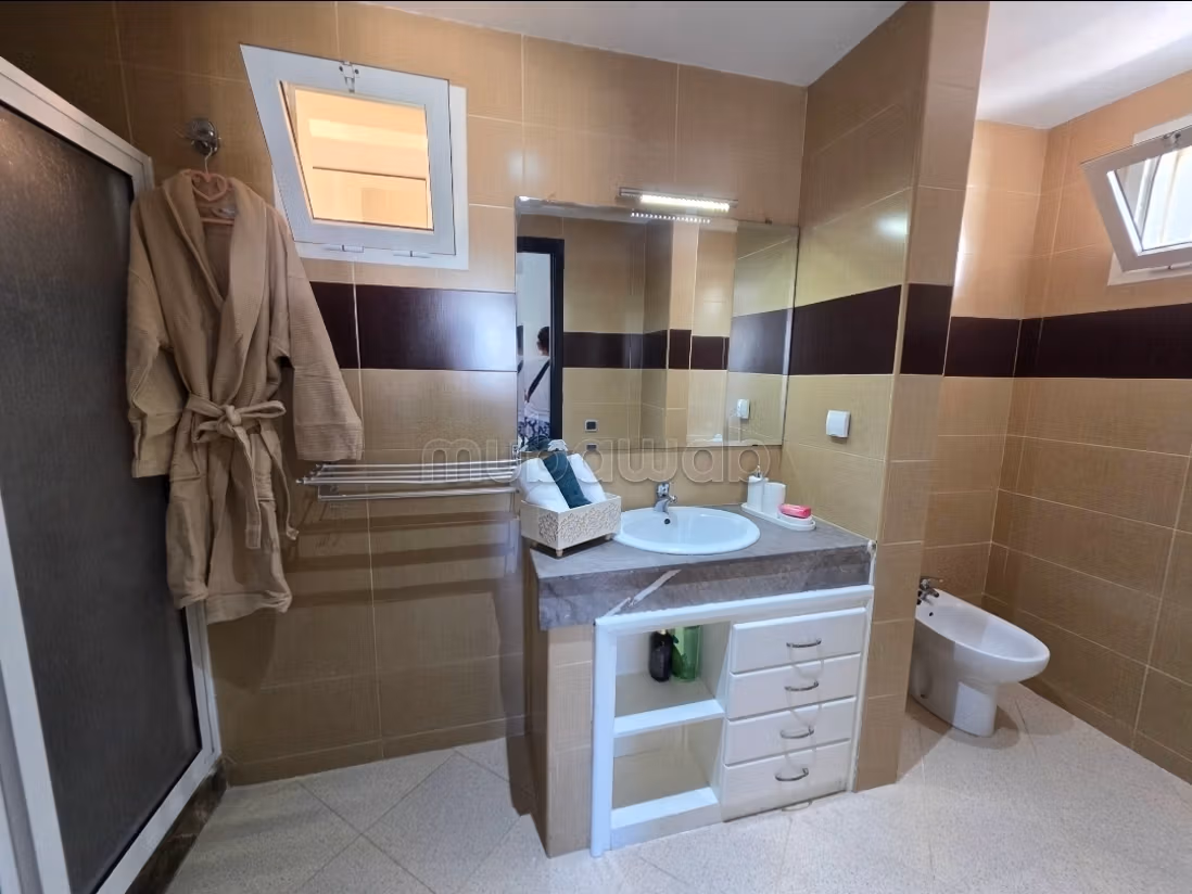 Appartement de vacances à louer à Tanja Balia. 
Surface totale 140 m². 
Système de parabole et salon marocain