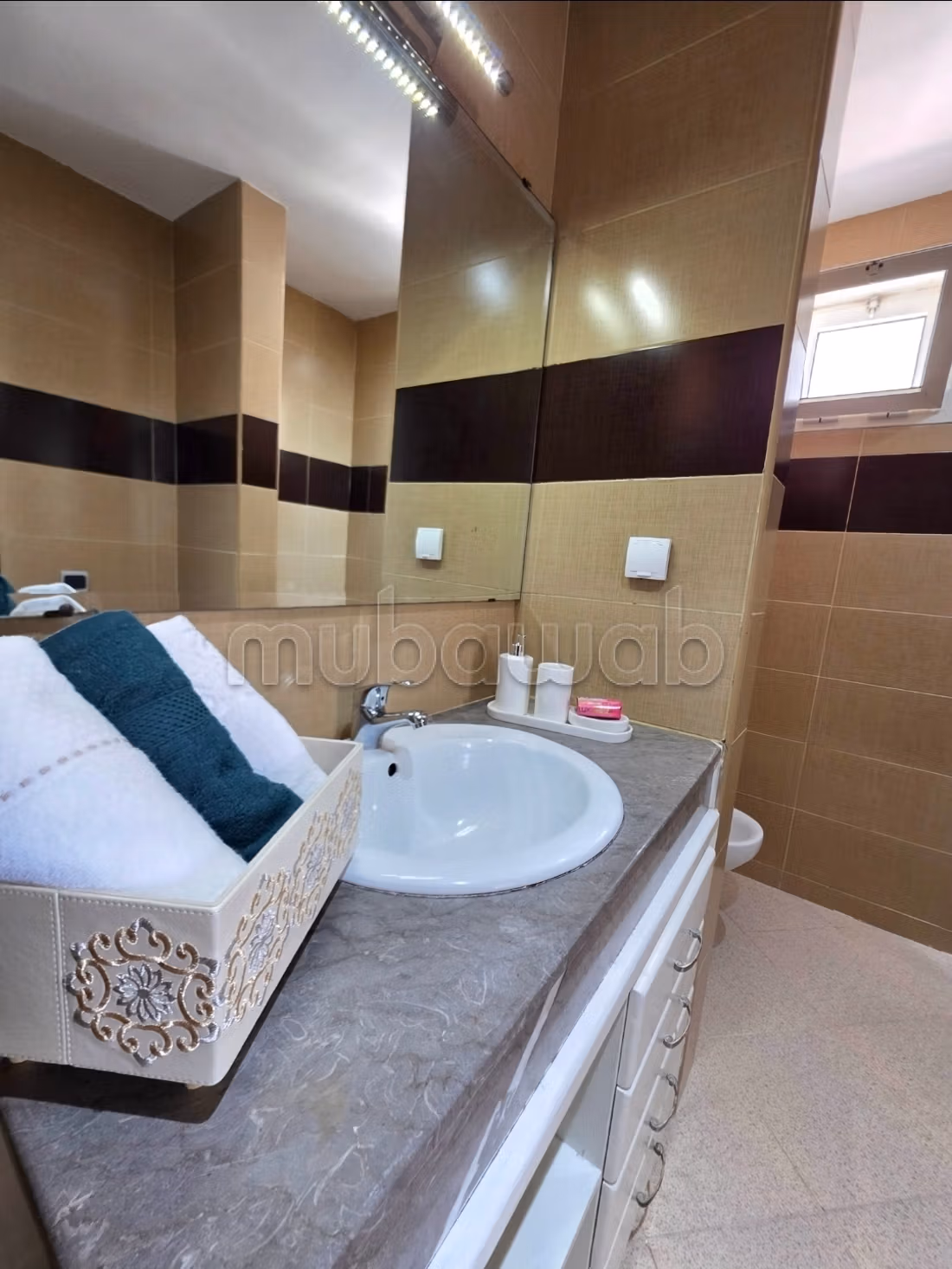 Appartement de vacances à louer à Tanja Balia. 
Surface totale 140 m². 
Système de parabole et salon marocain
