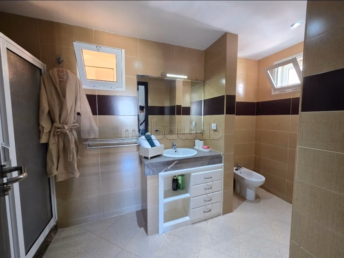 Appartement de vacances à louer à Tanja Balia. 
Surface totale 140 m². 
Système de parabole et salon marocain